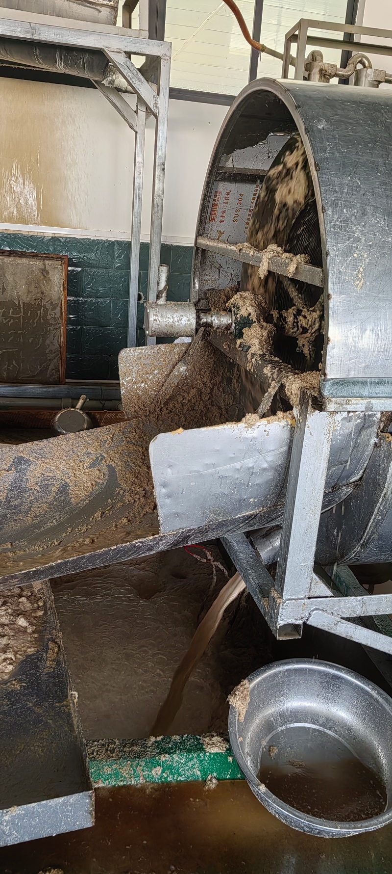 1765940121711929.jpg 野生葛根加工除渣過濾.jpg